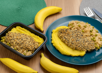 Tilápia em crosta cítrica de castanhas com purê de banana da terra e arroz integral com ervilha